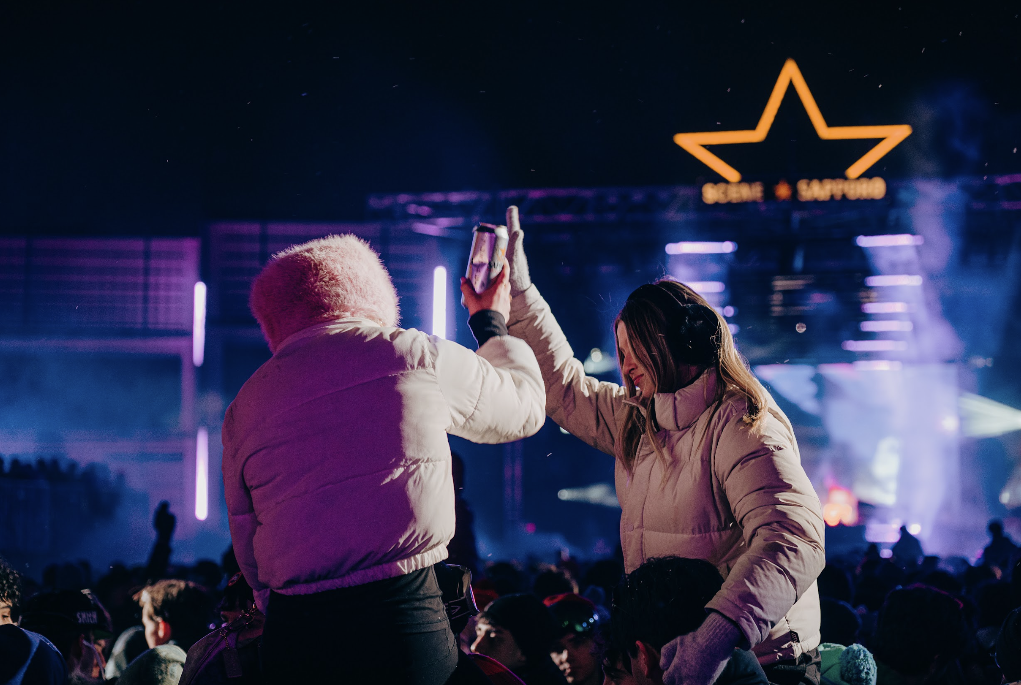 jeunes festivaliers debout au festival d'igloofest